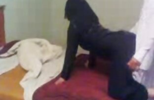 XXX Un grupo pornos caseras xxx de chicas invita a dos chicos a una fiesta de dormitorio para follarlos