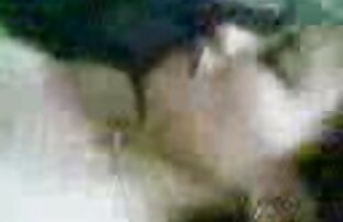XXX Morena en videos caseros de estudiantes lencería negra chupa la polla mientras otro amigo la folla por detrás